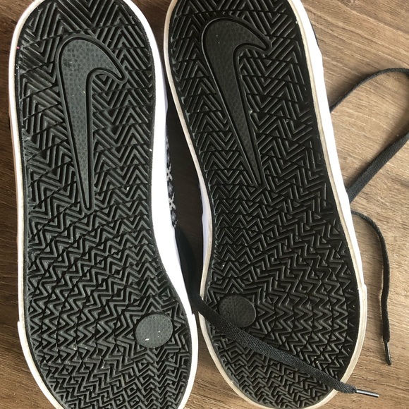 Size 10 Nike Charge Shoes - Picture 4 of 5